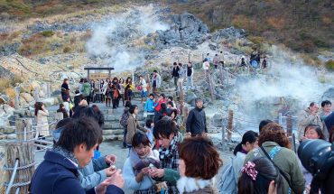 Ngâm mình trong suối nước nóng Owakudani
